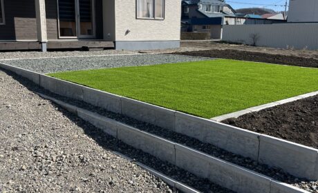 人工芝　カラー砂利　L型土留め　アスファルト